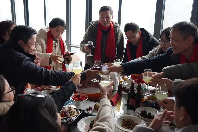 China Honglong Used Passenger Bus Company келечектеги өнүгүүнү талкуулоо жана пландаштыруу үчүн ата мекендик жана эл аралык өнөр жай оюнчуларын чогултуп, жылдык өнөр жай алмашуу конференциясын өткөрдү.