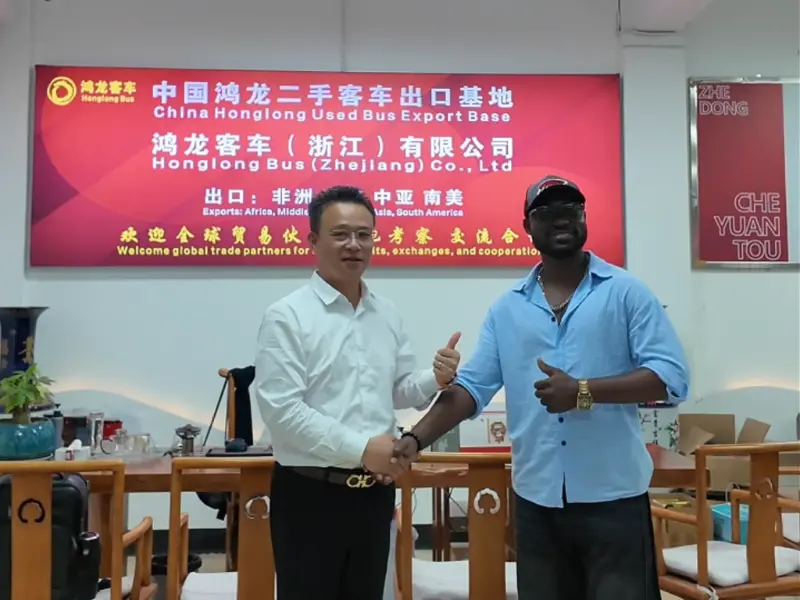 China Honglong Used Buses Борбор Азиядан жана Африкадан келген кардарлардын бир нече тобун жеринде текшерүү үчүн тосуп алат.